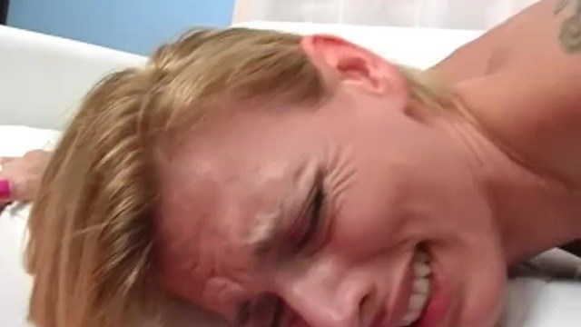 Азиат пришел на кастинг и получил для траха зрелую даму Дэрил Ханна